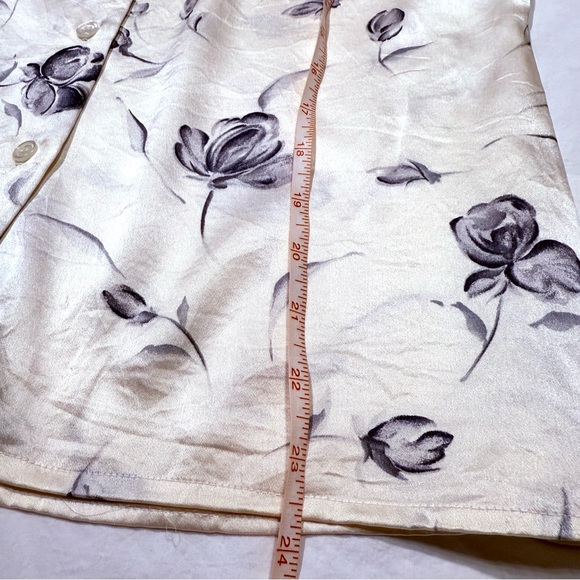 Express Floral Satin Silk Button Down Creamy Shirt Size M Classic Office Career - Picture 8 of 8